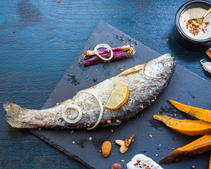Foto grátis composição de comida saudável elegante com peixe