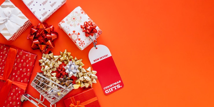 Foto grátis composição de compras de natal com presentes e carrinho