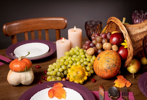 Composição de cornucópia com comidas deliciosas