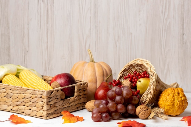 Foto grátis composição de cornucópia com comidas deliciosas