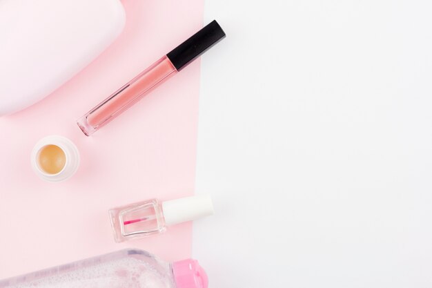 Composição de cosméticos em cores rosa