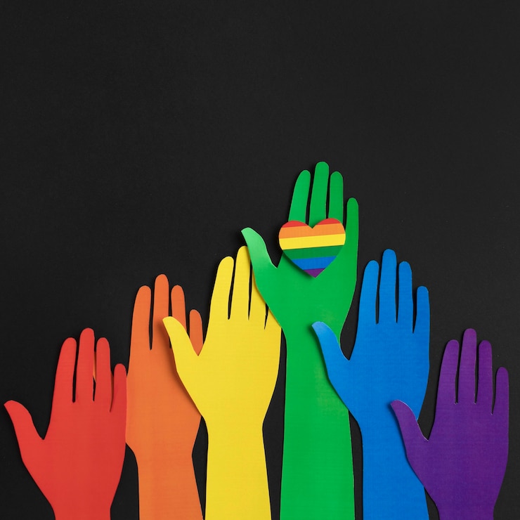 Foto grátis composição de diversidade plana leiga com mãos de papel de cores diferentes