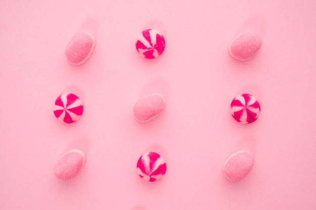 Foto grátis composição de doces cor-de-rosa