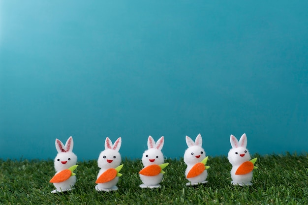 Foto grátis composição de easter com coelhos decorativos