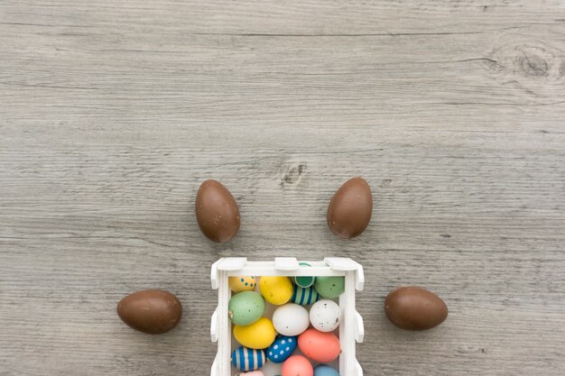 Composição de Easter com ovos de chocolate e ovos coloridos