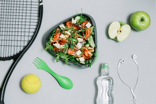 Foto grátis composição de equipamento de tênis e comida útil