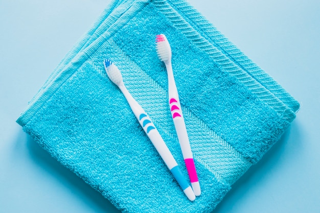 Composição de escova de dentes na toalha