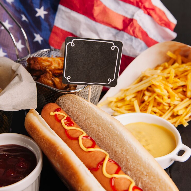 Foto grátis composição de fast food com cachorro-quente