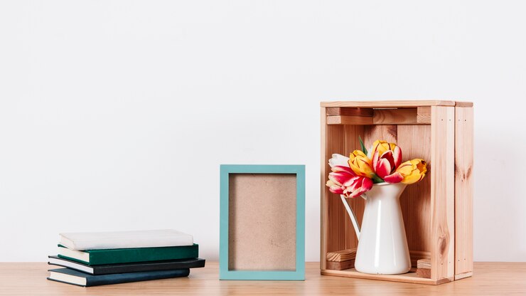 Foto grátis composição de flores e livros com armação
