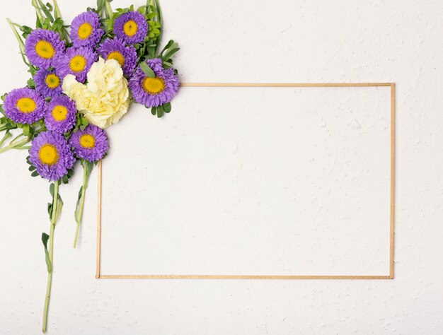 Composição de flores festivas com moldura horizontal minimalista