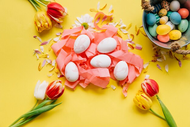 Composição de flores macias e ovos de Páscoa