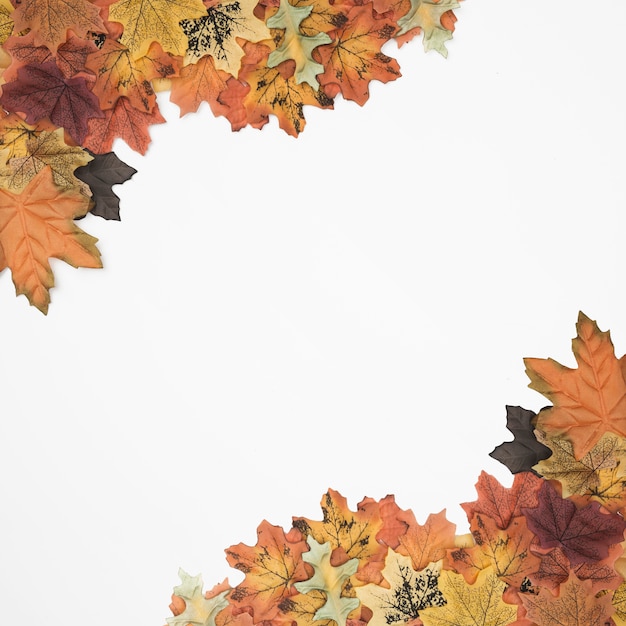 Composição de folhas de outono de lado quadro de canto