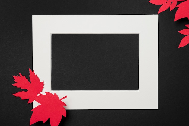 Foto grátis composição de folhas de outono de papel no quadro branco