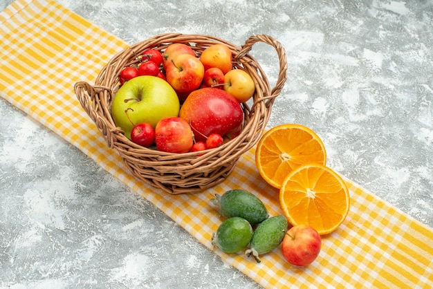 Composição de frutas de vista frontal ameixas, maçãs e tangerinas no espaço em branco