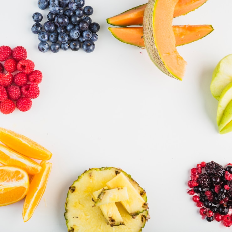 Foto grátis composição de frutas e bagas