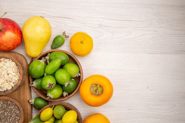 Composição de frutas frescas com frutas frescas diferentes em fundo branco