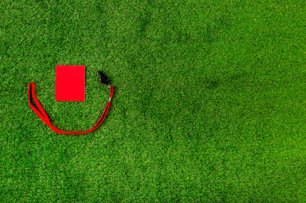 Foto grátis composição de futebol com copyspace e cartão vermelho