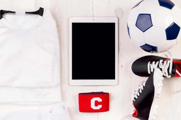 Foto grátis composição de futebol com tablet
