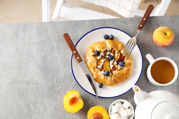 Composição de galette de frutas para espaço de conceito de comida saborosa para texto