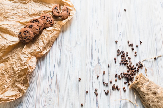 Foto grátis composição de grãos de café e biscoitos