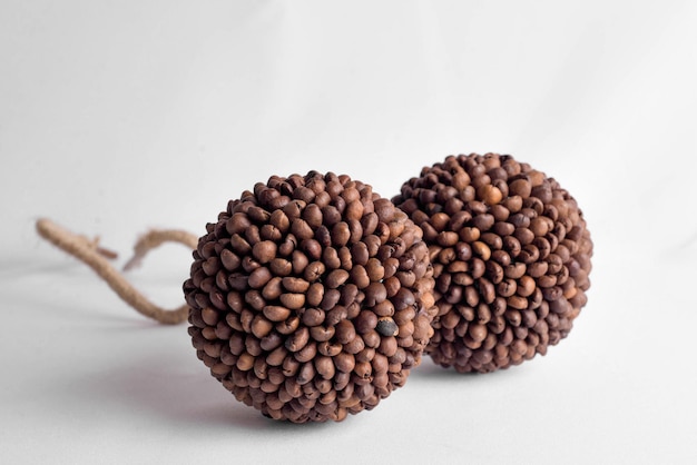 Composição de grãos de café em fundo branco, bola, esfera com café