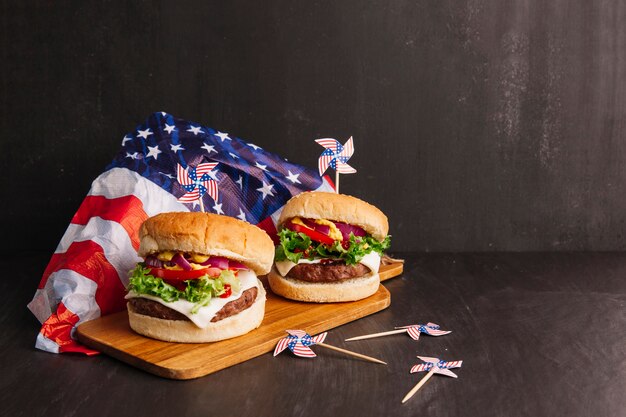 Composição de hamburguer com bandeira americana