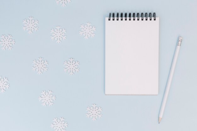 Composição de inverno do bloco de notas com flocos de neve