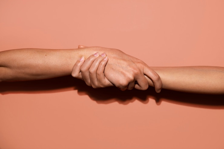 Foto grátis composição de mãos sobre suporte