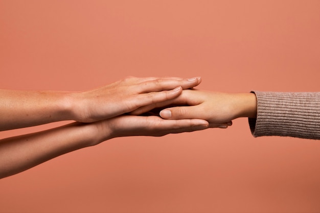 Foto grátis composição de mãos sobre suporte