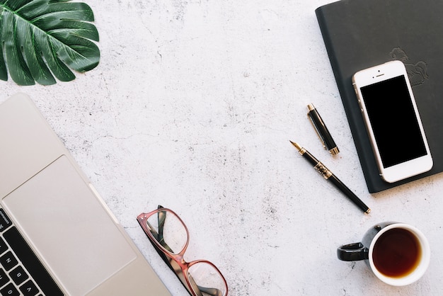 Foto grátis composição de mesa de escritório moderno com dispositivo tecnológico