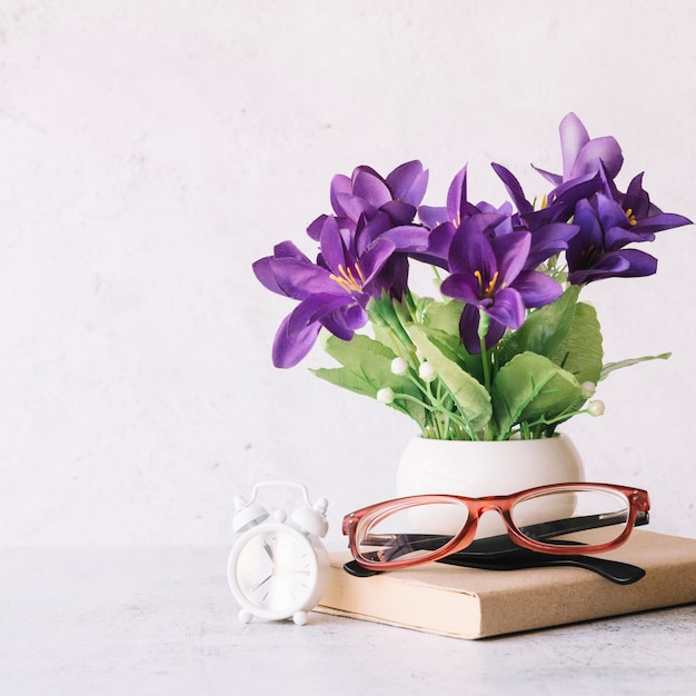 Foto grátis composição de mesa de escritório moderno com dispositivo tecnológico