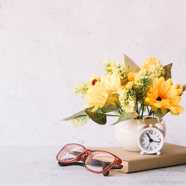 Foto grátis composição de mesa de escritório moderno com dispositivo tecnológico