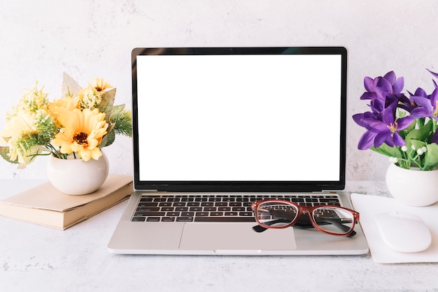 Foto grátis composição de mesa de escritório moderno com dispositivo tecnológico