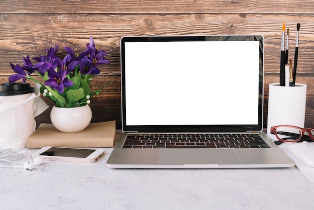 Foto grátis composição de mesa de escritório moderno com dispositivo tecnológico