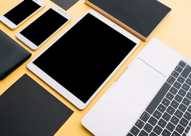 Foto grátis composição de mesa de escritório moderno com dispositivo tecnológico