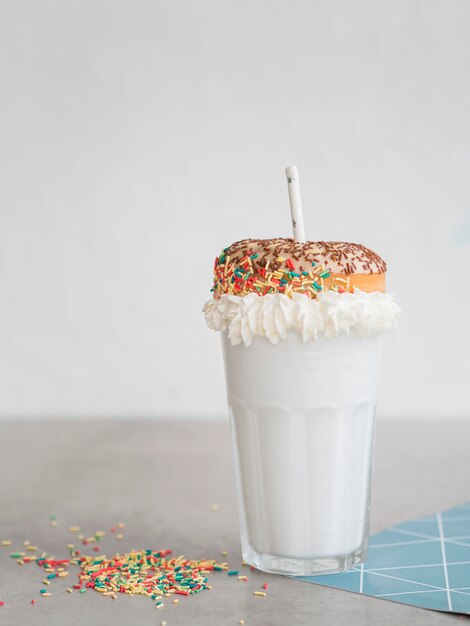 Composição de milk-shake com donut