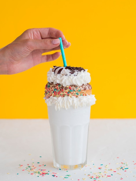 Foto grátis composição de milk-shake com granulado