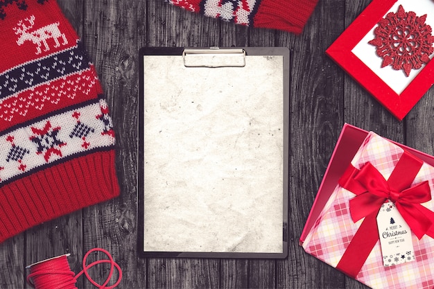 Foto grátis composição de natal com camisola, prancheta e presentes