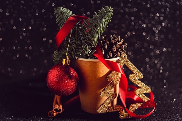 Composição de natal com cones de abeto em uma xícara de café de papel, elementos de decoração do feriado