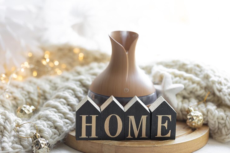 Foto grátis composição de natal com difusor de aroma de óleo essencial e palavra de madeira para casa