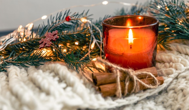 Composição de natal com velas e paus de canela no fundo desfocado