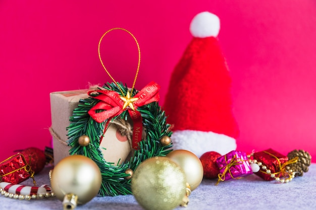 Foto grátis composição de natal da pequena grinalda com chapéu de papai noel