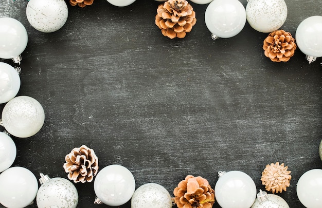 Foto grátis composição de natal de bugigangas com cones