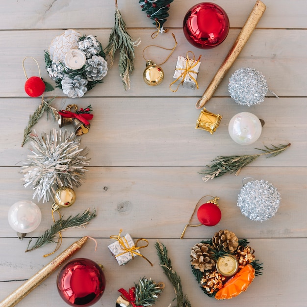 Foto grátis composição de natal de bugigangas com velas