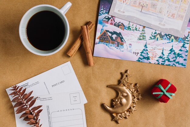 Foto grátis composição de natal de café com cartões postais