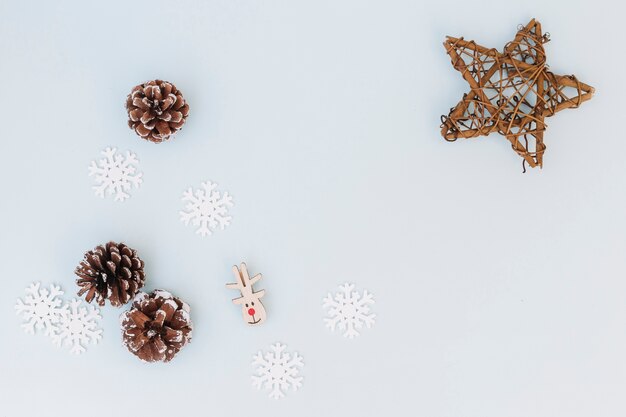 Composição de Natal de cones com flocos de neve