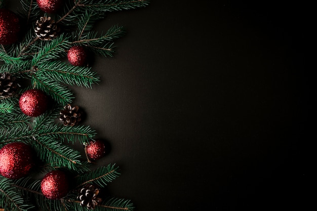 Composição de Natal de galhos de árvore do abeto com enfeites vermelhos