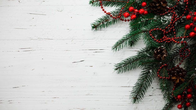 Composição de natal de galhos de árvores de abeto e cones