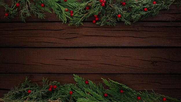 Composição de Natal de pinheiros em um fundo de moldura de madeira com espaço de cópia