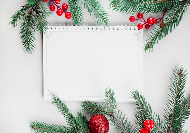Composição de Natal do bloco de notas com galhos de árvore do abeto